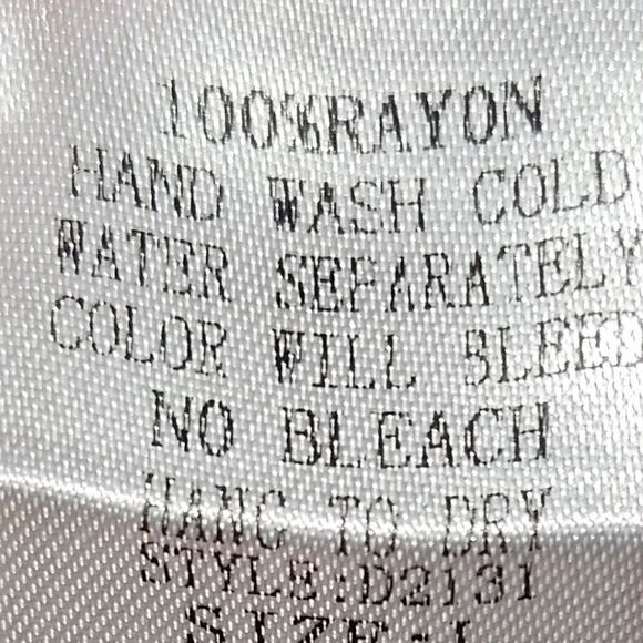 LIKE NEW ENTRO Women's Lilac Color Lace Bell Sleeve Top - Picture 10 of 14